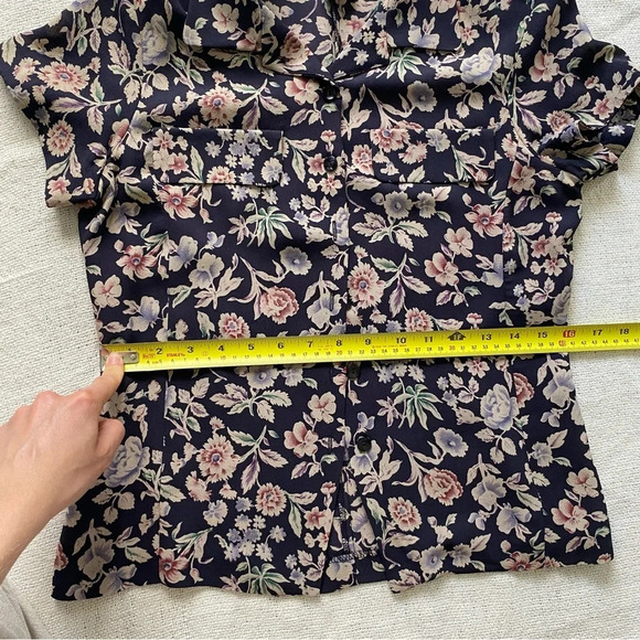 100% Silk JONES New York Vintage Button Down Blouse Dark Blue and Tan Size 4 - Picture 3 of 10